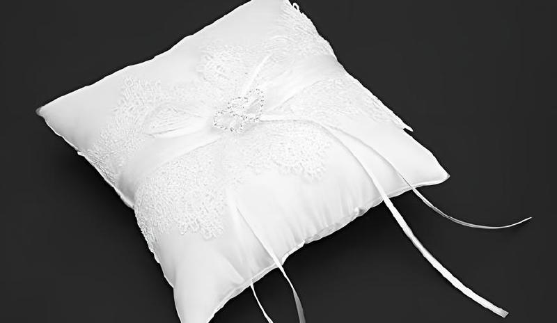 Imagen principal del artículo 'Las mejores almohadas de anillo para bodas: Elegantes y únicas'