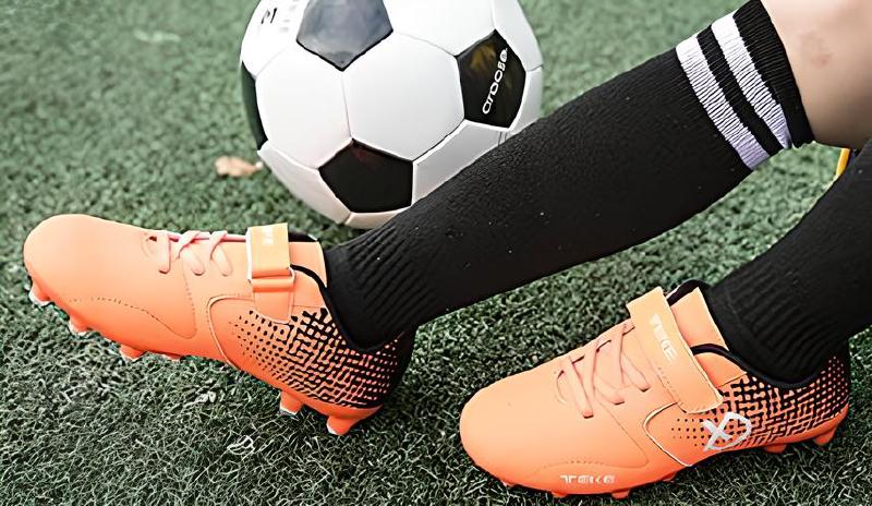 Imagen principal del artículo 'Las mejores botas de fútbol para niños y niñas, ideales para césped natural y artificial'