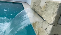 Imagen principal del artículo 'Las mejores cascadas acrílicas empotrables para piscina: comparativa y análisis'