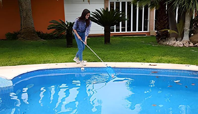 Imagen principal del artículo 'Las mejores herramientas de limpieza para piscinas: ¡mantén tu área de natación impecable!'