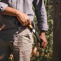 Las mejores herramientas para jardinería con cuchillo de 15cm de hoja, pala de mano y coltellino suizo.