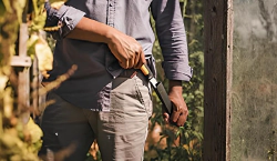 Imagen principal del artículo 'Las mejores herramientas para jardinería con cuchillo de 15cm de hoja, pala de mano y coltellino suizo.'